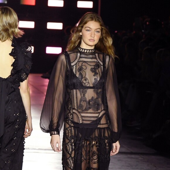 Gigi Hadid - Défilé Alberta Ferretti, collection prêt-à-porter printemps-été 2019 à Milan, le 19 septembre 2018.