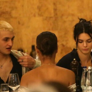 Exclusif - Anwar Hadid dîne avec Kendall Jenner, Joan Smalls, et ses soeurs Bella et Gigi Hadid dans un restaurant lors de la Fashion Week à Milan le 19 septembre 2018.