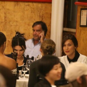 Exclusif - Anwar Hadid dîne avec Kendall Jenner, Joan Smalls, et ses soeurs Bella et Gigi Hadid dans un restaurant lors de la Fashion Week à Milan le 19 septembre 2018.