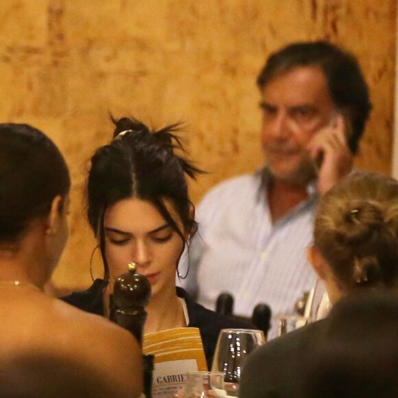 Exclusif - Anwar Hadid dîne avec Kendall Jenner, Joan Smalls, et ses soeurs Bella et Gigi Hadid dans un restaurant lors de la Fashion Week à Milan le 19 septembre 2018.