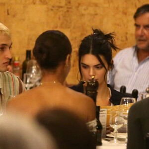 Exclusif - Anwar Hadid dîne avec Kendall Jenner, Joan Smalls, et ses soeurs Bella et Gigi Hadid dans un restaurant lors de la Fashion Week à Milan le 19 septembre 2018.