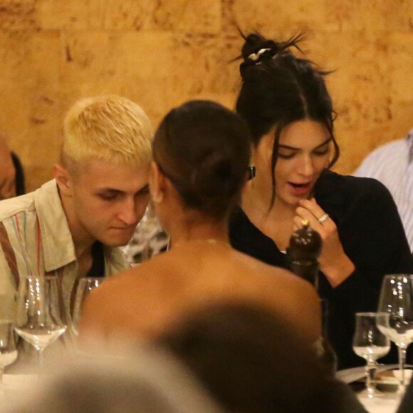 Exclusif - Anwar Hadid dîne avec Kendall Jenner, Joan Smalls, et ses soeurs Bella et Gigi Hadid dans un restaurant lors de la Fashion Week à Milan le 19 septembre 2018.