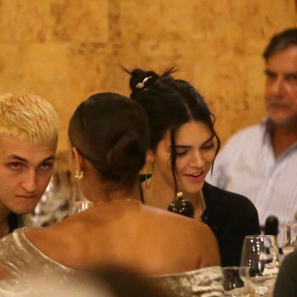 Exclusif - Anwar Hadid dîne avec Kendall Jenner, Joan Smalls, et ses soeurs Bella et Gigi Hadid dans un restaurant lors de la Fashion Week à Milan le 19 septembre 2018.