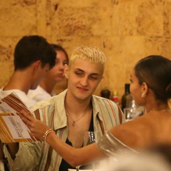 Exclusif - Anwar Hadid dîne avec Kendall Jenner, Joan Smalls, et ses soeurs Bella et Gigi Hadid dans un restaurant lors de la Fashion Week à Milan le 19 septembre 2018.