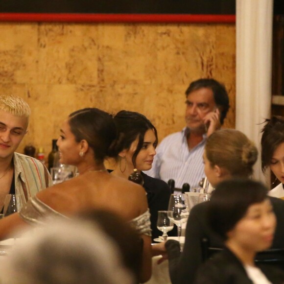 Exclusif - Anwar Hadid dîne avec Kendall Jenner, Joan Smalls, et ses soeurs Bella et Gigi Hadid dans un restaurant lors de la Fashion Week à Milan le 19 septembre 2018.