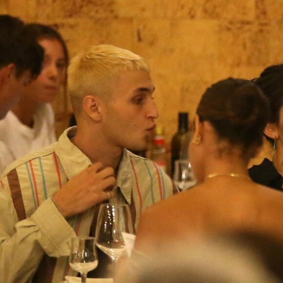 Exclusif - Anwar Hadid dîne avec Kendall Jenner, Joan Smalls, et ses soeurs Bella et Gigi Hadid dans un restaurant lors de la Fashion Week à Milan le 19 septembre 2018.