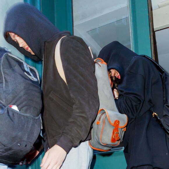 Exclusif - Taylor Swift et son compagnon Joe Alwyn quittent, ensemble sous un parapluie, le domicile de la chanteuse à New York, pour se rendre à leur cours de gym. Le 24 juillet 2017.