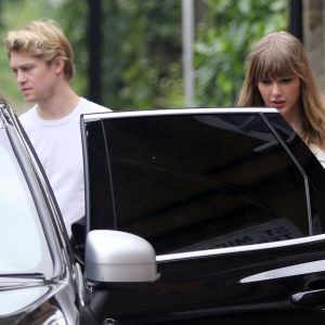 Exclusif - Taylor Swift et son compagnon Joe Alwyn à la sortie d'un pub anglais traditionnel du nord de Londres, Royaume Uni, le 30 mai 2018.