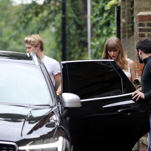 Exclusif - Taylor Swift et son compagnon Joe Alwyn à la sortie d'un pub anglais traditionnel du nord de Londres, Royaume Uni, le 30 mai 2018.