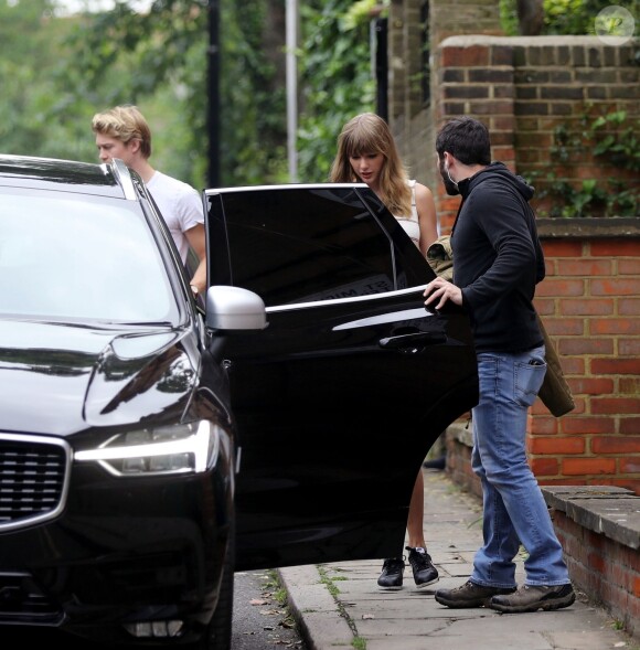 Exclusif - Taylor Swift et son compagnon Joe Alwyn à la sortie d'un pub anglais traditionnel du nord de Londres, Royaume Uni, le 30 mai 2018.