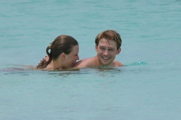 Exclusif -- Taylor Swift et son compagnon Joe Alwyn passent des vacances romantiques sur les Îles Turques-et-Caïques aux Bahamas, le 4 juillet 2018.