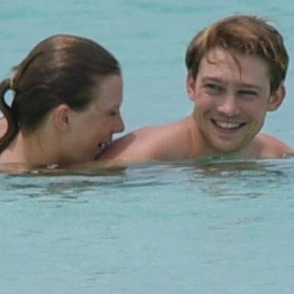 Exclusif -- Taylor Swift et son compagnon Joe Alwyn passent des vacances romantiques sur les Îles Turques-et-Caïques aux Bahamas, le 4 juillet 2018.