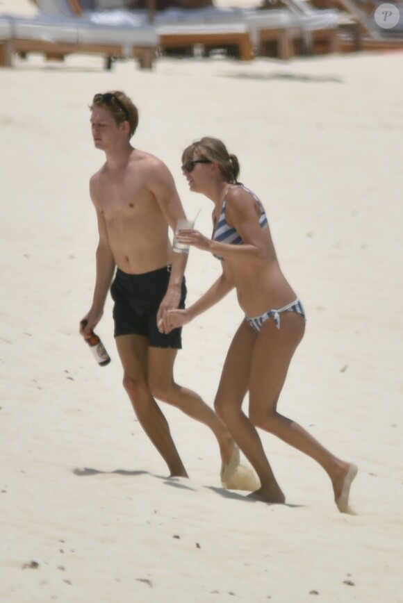 Exclusif- Taylor Swift et son compagnon Joe Alwyn se baladent main dans la main sur une plage des Îles Turques-et-Caïques au Bahamas, le 5 juillet 2018.