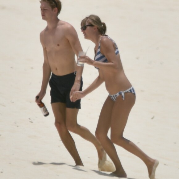 Exclusif- Taylor Swift et son compagnon Joe Alwyn se baladent main dans la main sur une plage des Îles Turques-et-Caïques au Bahamas, le 5 juillet 2018.