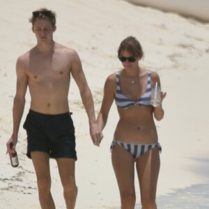 Exclusif - Taylor Swift et son compagnon Joe Alwyn se baladent main dans la main sur une plage des Îles Turques-et-Caïques au Bahamas, le 5 juillet 2018.