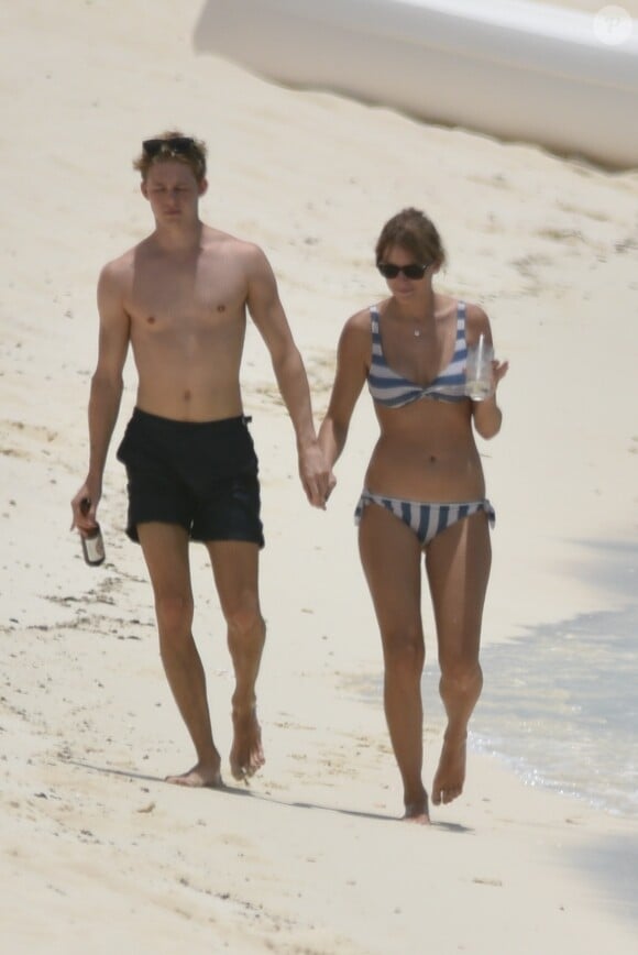 Exclusif - Taylor Swift et son compagnon Joe Alwyn se baladent main dans la main sur une plage des Îles Turques-et-Caïques au Bahamas, le 5 juillet 2018.