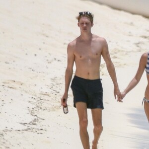 Exclusif - Taylor Swift et son compagnon Joe Alwyn se baladent main dans la main sur une plage des Îles Turques-et-Caïques au Bahamas, le 5 juillet 2018.