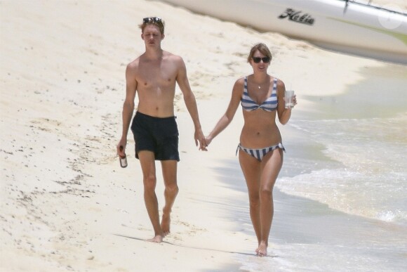 Exclusif - Taylor Swift et son compagnon Joe Alwyn se baladent main dans la main sur une plage des Îles Turques-et-Caïques au Bahamas, le 5 juillet 2018.