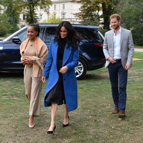 Le prince Harry et Doria Ragland, mère de Meghan Markle, secondaient la duchesse Meghan de Sussex le 20 septembre 2018 au palais de Kensington pour le lancement du livre de recettes de cuisine Together, our community cookbook qu'elle a préfacé.