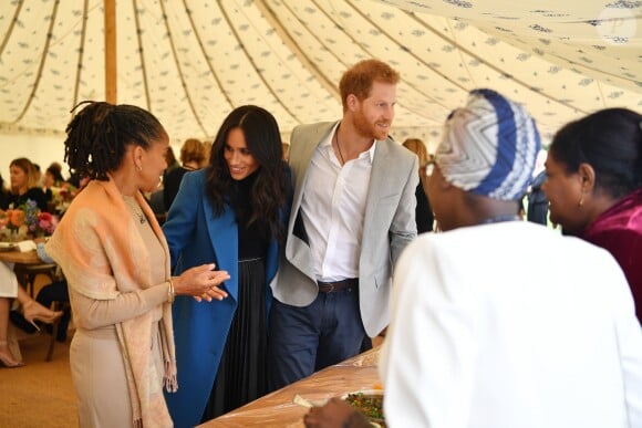 La duchesse Meghan de Sussex avec sa mère Doria Ragland et le prince Harry le 20 septembre 2018 au palais de Kensington pour le lancement du livre de recettes de cuisine Together, our community cookbook qu'elle a préfacé.