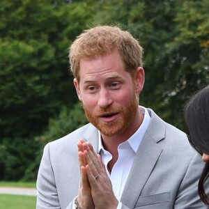 La duchesse Meghan de Sussex (Meghan Markle), son mari le prince Harry et sa mère Doria Ragland arrivant le 20 septembre 2018 au palais de Kensington pour le lancement du livre de recettes de cuisine Together, our community cookbook qu'elle a préfacé.