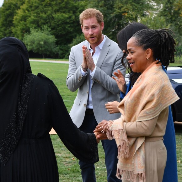 La duchesse Meghan de Sussex (Meghan Markle), son mari le prince Harry et sa mère Doria Ragland arrivant le 20 septembre 2018 au palais de Kensington pour le lancement du livre de recettes de cuisine Together, our community cookbook qu'elle a préfacé.