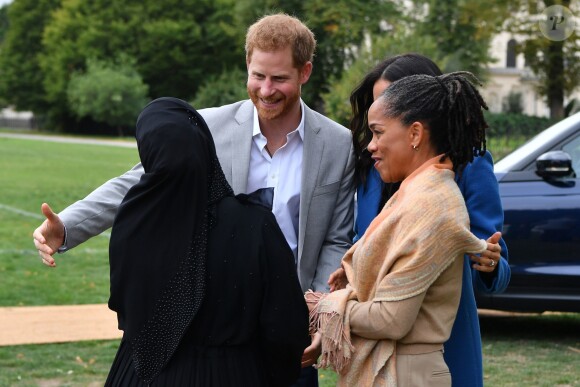 La duchesse Meghan de Sussex (Meghan Markle), son mari le prince Harry et sa mère Doria Ragland arrivant le 20 septembre 2018 au palais de Kensington pour le lancement du livre de recettes de cuisine Together, our community cookbook qu'elle a préfacé.