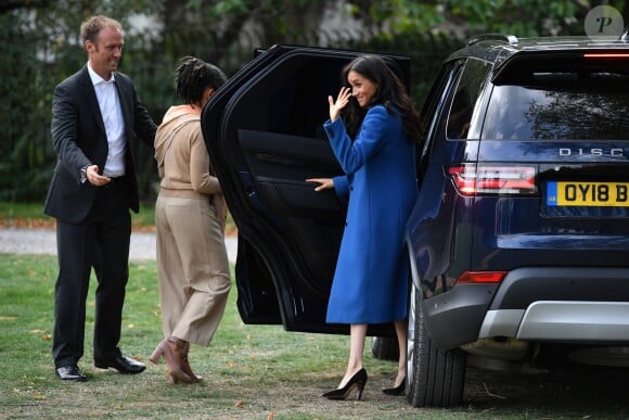 La duchesse Meghan de Sussex (Meghan Markle) et sa mère Doria Ragland arrivant le 20 septembre 2018 au palais de Kensington pour le lancement du livre de recettes de cuisine Together, our community cookbook qu'elle a préfacé.