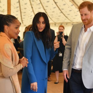 La duchesse Meghan de Sussex avec sa mère Doria Ragland et le prince Harry le 20 septembre 2018 au palais de Kensington pour le lancement du livre de recettes de cuisine Together, our community cookbook qu'elle a préfacé.