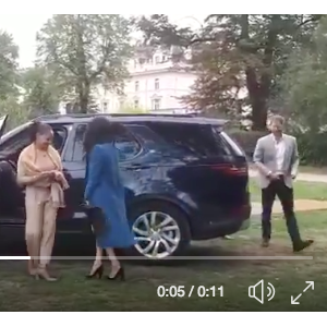 Le prince Harry s'est-il discrètement assuré que sa braguette était fermée, en arrivant le 20 septembre 2018 au palais de Kensington pour le lancement du livre de recettes de cuisine Together que sa femme la duchesse Meghan de Sussex a préfacé ? Image : vidéo Twitter.