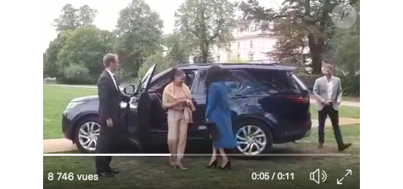Le prince Harry s'est-il discrètement assuré que sa braguette était fermée, en arrivant le 20 septembre 2018 au palais de Kensington pour le lancement du livre de recettes de cuisine Together que sa femme la duchesse Meghan de Sussex a préfacé ? Image : vidéo Twitter.