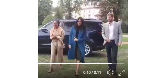 Le prince Harry s'est-il discrètement assuré que sa braguette était fermée, en arrivant le 20 septembre 2018 au palais de Kensington pour le lancement du livre de recettes de cuisine Together que sa femme la duchesse Meghan de Sussex a préfacé ? Image : vidéo Twitter.