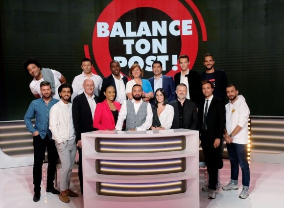 Cyril Hanouna entouré de ses chroniqueurs dans "Balance ton post !" sur C8 à partir 21 septembre 2018.