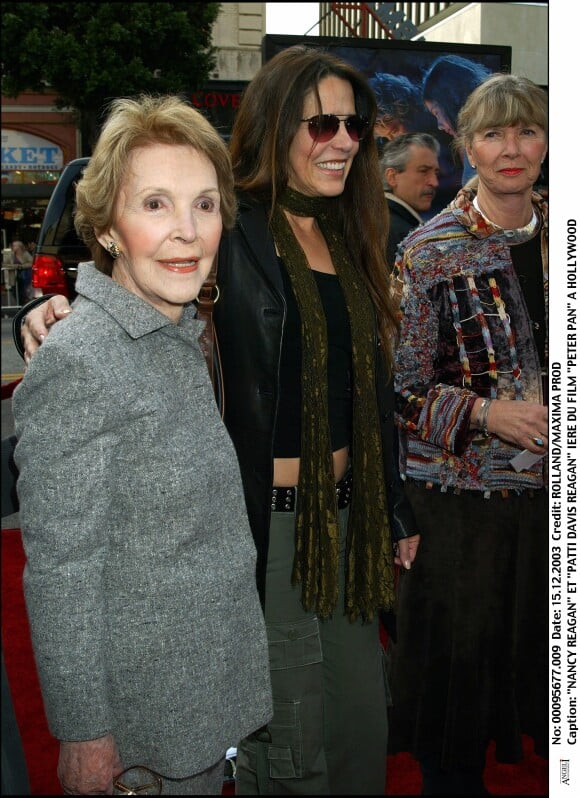 Nancy Reagan et sa fille Patti Davis à la première du film "Peter Pan" à Hollywood le 15 décembre 2003.