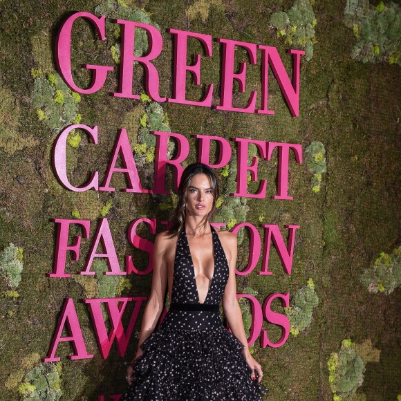 Alessandra Ambrosio lors de la soirée des Green Carpet Fashion Awards au théâtre La Scala à Milan, Italie, le 23 septembre 2018.