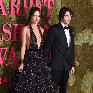 Alessandra Ambrosio et son compagnon Nicolo Oddi lors de la soirée des Green Carpet Fashion Awards au théâtre La Scala à Milan, Italie, le 23 septembre 2018.