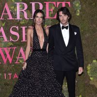 Alessandra Ambrosio officialise avec son nouveau chéri à la Fashion Week