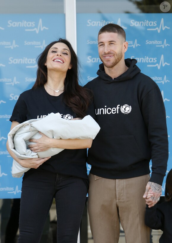 Sergio Ramos et sa femme Pilar Rubio présentent leur fils Alejandro à la presse à Madrid en Espagne le 28 mars 2018.
