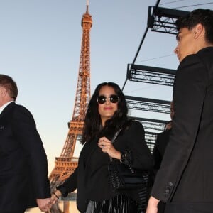 Salma Hayek et son mari François-Henri Pinault - Défilé de mode "Saint-Laurent" PAP printemps-été 2019 au Trocadéro devant la Tour Eiffel à Paris le 25 septembre 2018 © Denis Guignebourg/Bestimage