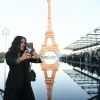 Salma Hayek - Défilé de mode "Saint-Laurent" PAP printemps-été 2019 au Trocadéro devant la Tour Eiffel à Paris le 25 septembre 2018