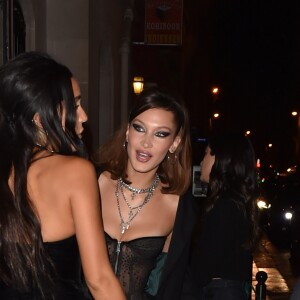 Bella Hadid et Jesse Jo Stark quittent le Royal Monceau et se rendent au Carmen pour le soirée de la marque Chrome Hearts. Paris, le 25 septembre 2018.