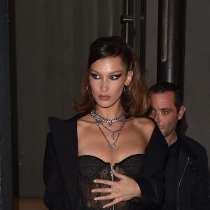 Bella Hadid et Jesse Jo Stark quittent le Royal Monceau et se rendent au Carmen pour le soirée de la marque Chrome Hearts. Paris, le 25 septembre 2018.