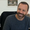 Thibault Chanel tactile avec sa cliente, la candidate Amandine, dans "Recherche appartement ou maison" sur M6 le 25 septembre 2018.