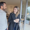Thibault Chanel tactile avec sa cliente, la candidate Amandine, dans "Recherche appartement ou maison" sur M6 le 25 septembre 2018.