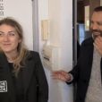 Thibault Chanel tactile avec sa cliente, la candidate Amandine, dans "Recherche appartement ou maison" sur M6 le 25 septembre 2018.
