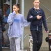 Arianna Grande se balade avec des amis sous la pluie à New York, le 18 septembre 2018.