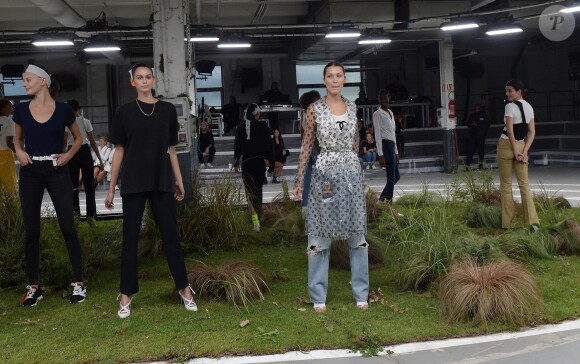 Kaia Gerber, Bella Hadid et Kendall Jenner - Coulisses du défilé Off-White™ collection prêt-à-porter printemps-été 2019 lors de la Fashion Week de Paris, le 27 septembre 2018. © Ramsamy Veeren/Bestimage