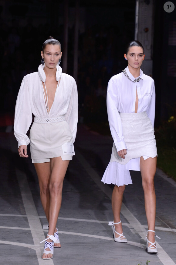Bella Hadid et Kendall Jenner - Défilé Off-White™ collection prêt-à-porter printemps-été 2019 lors de la Fashion Week de Paris, le 27 septembre 2018.
