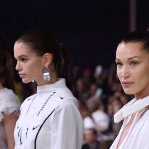 Kaia Gerber et Bella Hadid - Défilé Off-White™ collection prêt-à-porter printemps-été 2019 lors de la Fashion Week de Paris, le 27 septembre 2018.