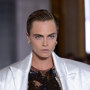 Cara Delevingne - Défilé Balmain, collection printemps-été 2019 à l'Hôtel de Ville. Paris, le 28 septembre 2018.